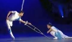 越南观众与中国残疾人舞者震撼人心的表演 - ảnh 1