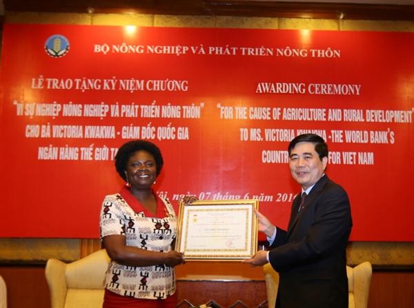 向前世行驻越首席代表克瓦女士授予为了农业事业纪念章 - ảnh 1