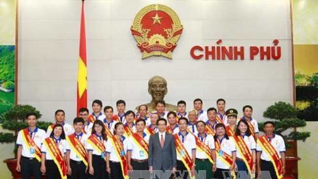 越南政府副总理武德担会见2016年100名优秀志愿献血者 - ảnh 1