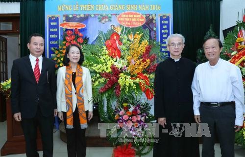 越共中央民运部部长张氏梅探望越南天主教团结委员会并致以圣诞节祝贺 - ảnh 1