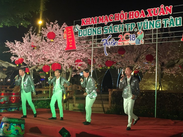 越南各地花卉节和书街活动纷纷开幕 - ảnh 1