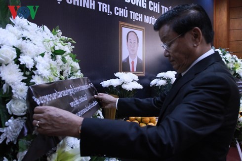 越南常驻联合国代表团和驻外代表机构设置吊唁簿并举行陈大光主席吊唁仪式 - ảnh 1