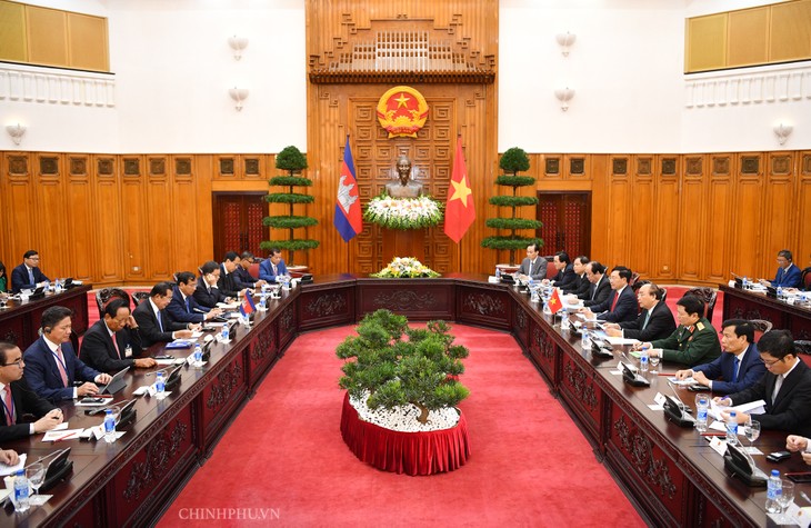 阮春福与柬埔寨首相洪森举行会谈 - ảnh 1