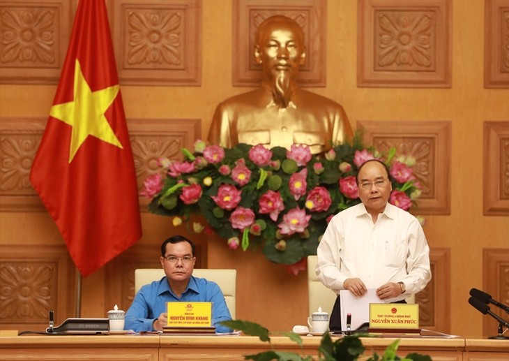 越南政府总理阮春福与劳动总联合会举行工作会议 - ảnh 1