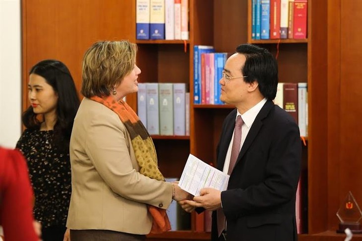 越南教育培训部部长冯春讶会见UNICEF驻越南首席代表花楠 - ảnh 1