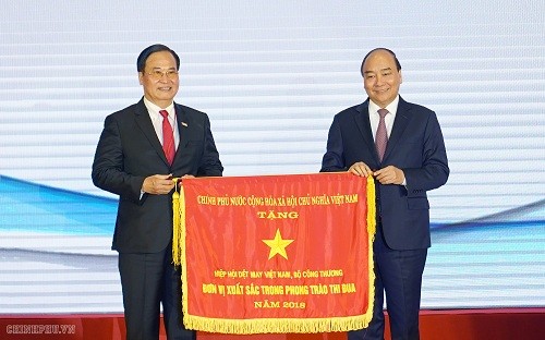 阮春福出席越南纺织品服装协会成立20周年纪念会 - ảnh 1