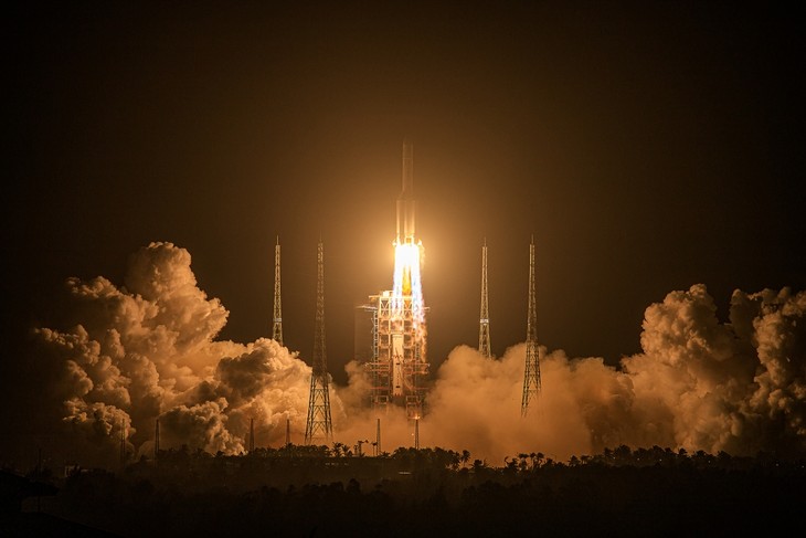 中国“嫦娥五号”成功发射 - ảnh 1