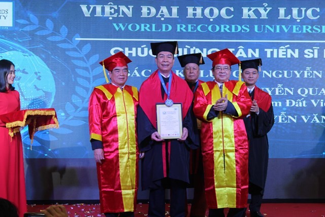 越南人荣获由世界纪录大学授予的名誉博士学位 - ảnh 1
