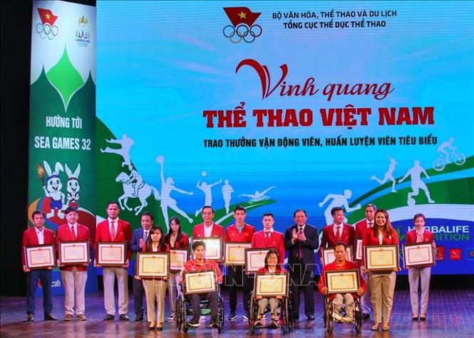 15名运动员和8名教练员在“越南体育的光荣”活动上获得表彰 - ảnh 1