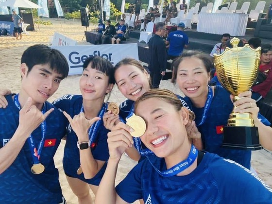2023年亚洲沙滩手球锦标赛: 越南女子沙滩手球队夺冠 - ảnh 1