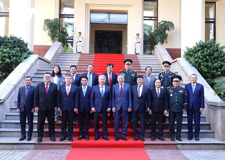 越南公安部部长苏林会见蒙古国家安全委员会秘书扎丹巴•恩赫巴亚尔 - ảnh 1