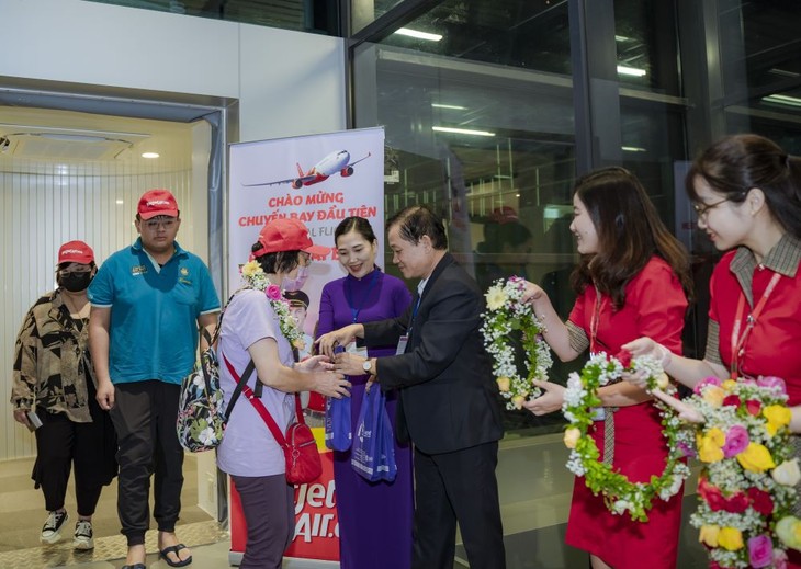 越捷航空公司将首批中国台湾游客送往顺化市富牌机场 - ảnh 1