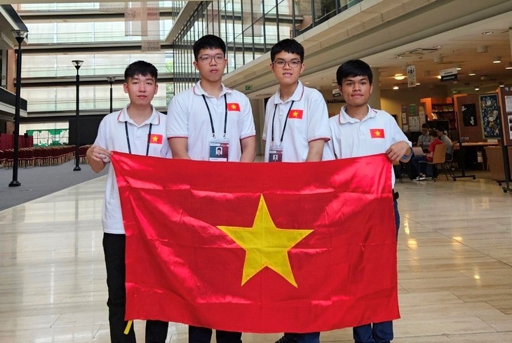 越南学生在国际信息学奥林匹克竞赛上夺得4枚奖牌 - ảnh 1