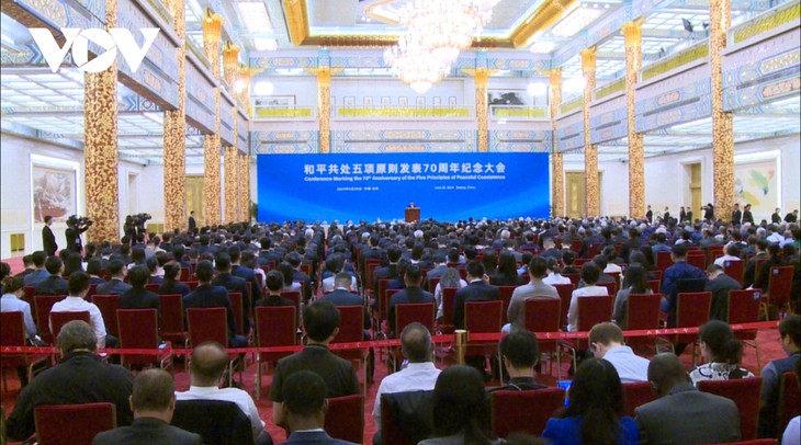 中国举行和平共处五项原则发表70周年纪念大会 - ảnh 1