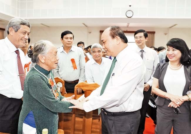 Nguyen Xuan Phuc à une conférence honorant des personnes ayant servi la Nation - ảnh 1