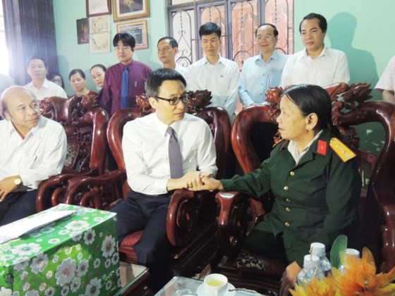 Vu Duc Dam rend visite aux familles méritantes de la Patrie à Kon Tum - ảnh 1