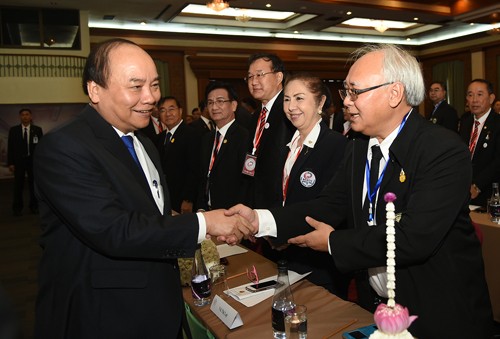 Nguyen Xuan Phuc rencontre des hommes d’affaires vietnamiens en Thaïlande - ảnh 1