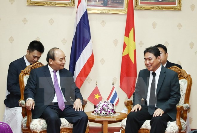   Le Premier ministre Nguyen Xuan Phuc rencontre le gouverneur de Nakhon Pathom - ảnh 1