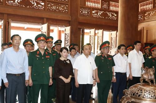 Le Premier ministre Nguyen Xuan Phuc rend hommage au président Ho Chi Minh - ảnh 1