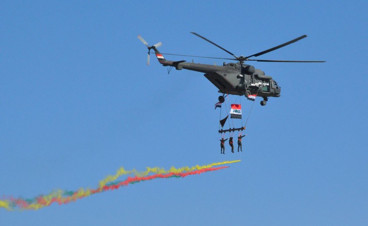 Défilé militaire à Bagdad pour fêter la victoire sur l'Etat islamique - ảnh 1