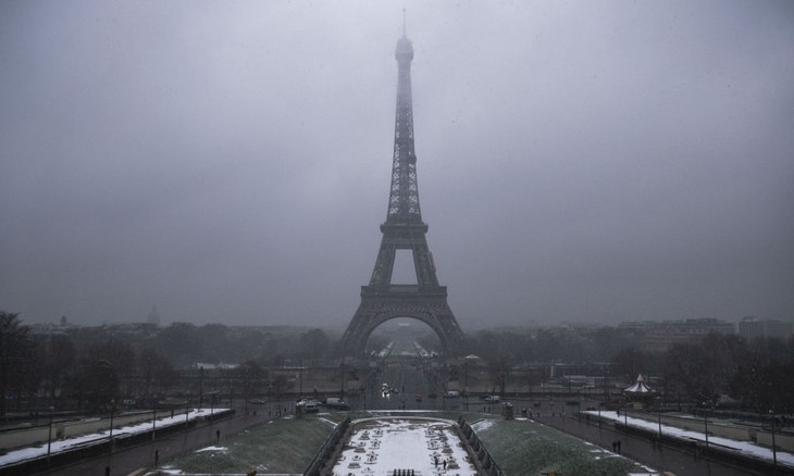  France: la tour Eiffel fermée en raison des conditions météo - ảnh 1