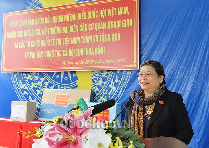 Déplacement des femmes parlementaires et cheffes de corps diplomatiques à Hoa Binh - ảnh 1