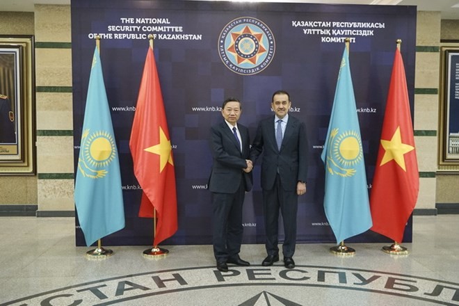 Le ministre vietnamien de la Sécurité publique en visite au Kazakhstan - ảnh 1