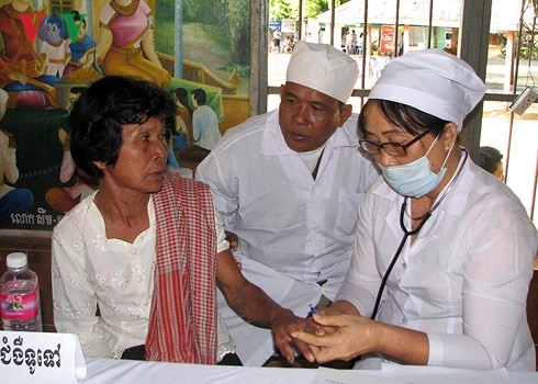 Les médecins vietnamiens dévoués aux Cambodgiens - ảnh 2