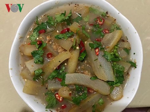 De la peau de buffle fermentée, une spécialité culinaire de Thaï de Son La - ảnh 2