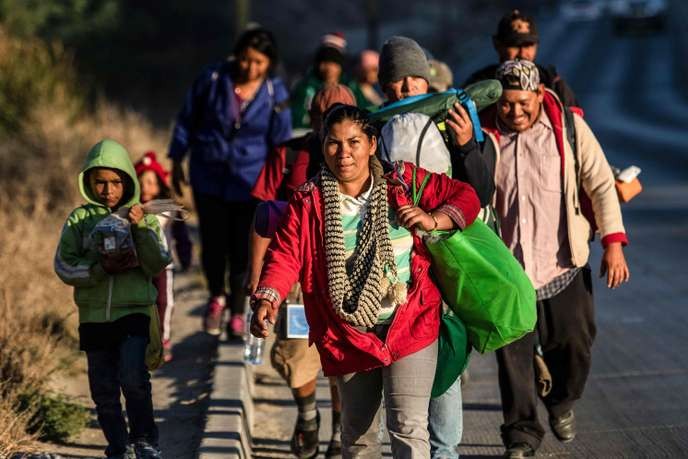 Plus de 1 500 migrants de la «caravane» sont arrivés à la frontière avec les États-Unis - ảnh 1