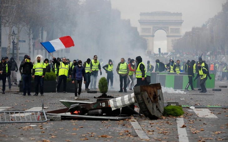 Gilets jaunes: les Champs-Elysées seront ouverts samedi aux piétons - ảnh 1