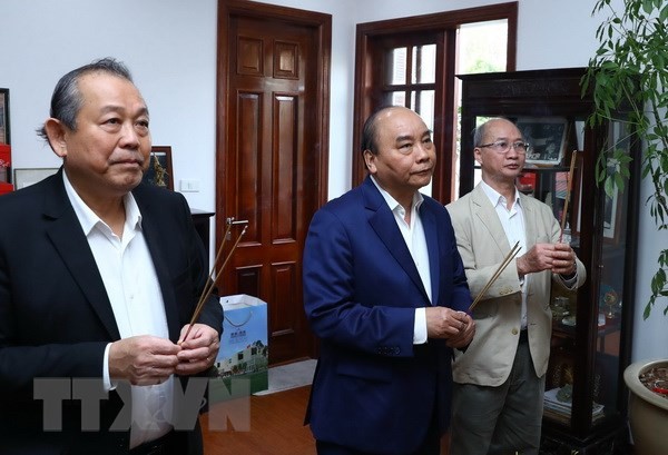 Le Premier ministre Nguyên Xuân Phuc rend hommage à d’anciens dirigeants - ảnh 1