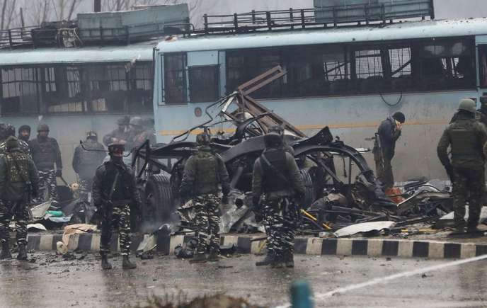 L’attentat le plus meurtrier depuis 2002 dans le Cachemire indien tue 37 personnes - ảnh 1