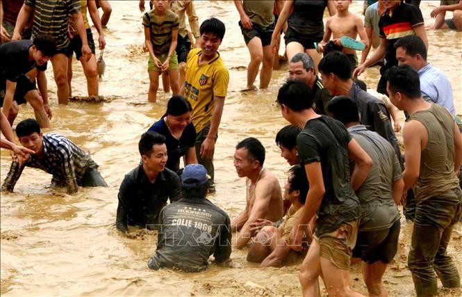 Un concours de pêche à mains nues à Tuyên Quang - ảnh 1