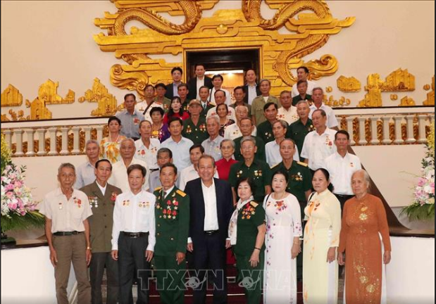 Une délégation de personnes méritantes reçue par Truong Hoa Binh  - ảnh 1