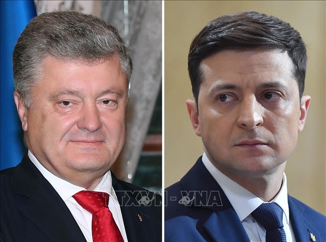 Ukraine: les deux finalistes de la présidentielle débattront dans un stade de football - ảnh 1