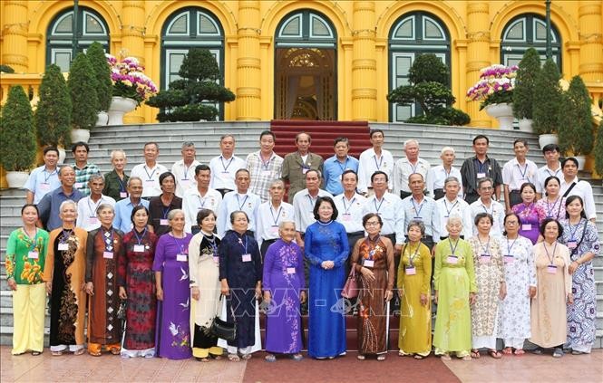Une délégation de personnes méritantes de la patrie reçue par Dang Thi Ngoc Thinh - ảnh 1