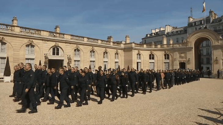 Notre-Dame de Paris : l'hommage aux pompiers - ảnh 1