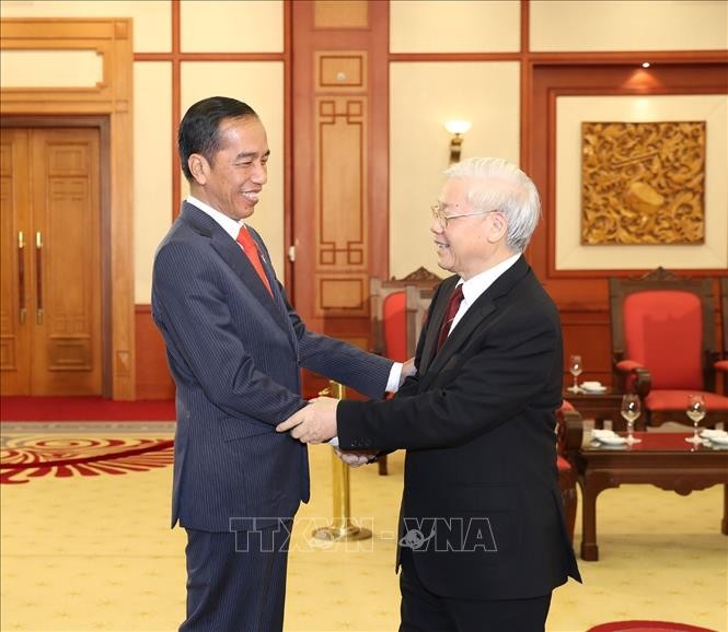 Message de félicitation de dirigeants vietnamiens au président indonésien - ảnh 1
