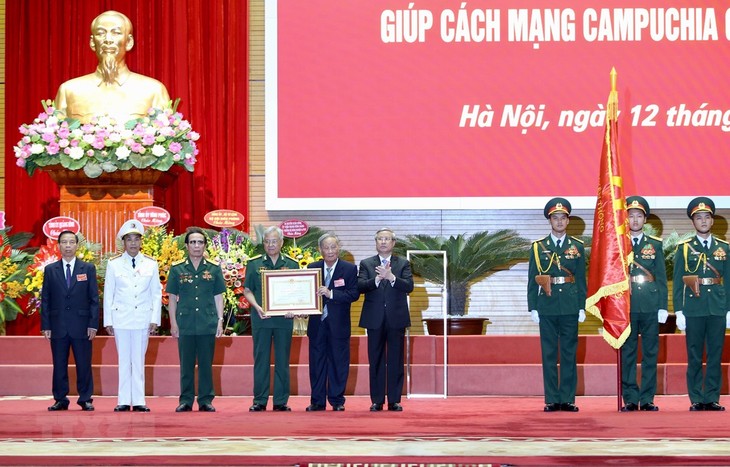 L’Ordre de l’Étoile d’or remis à d’anciens experts volontaires vietnamiens au Cambodge - ảnh 1