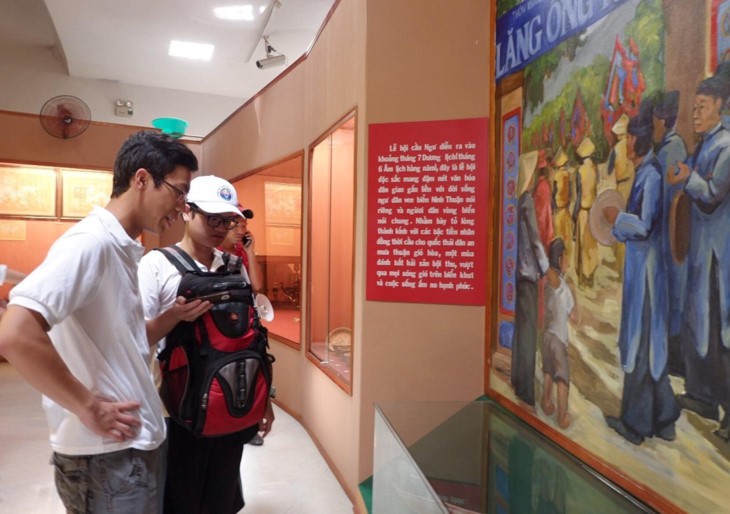 Les jeunes Vietkieus visitent des sites culturels cham à Ninh Thuân - ảnh 1