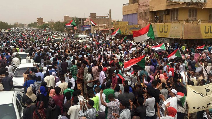Soudan : l’ONU se félicite de la signature de l'accord sur la transition vers un gouvernement civil - ảnh 1