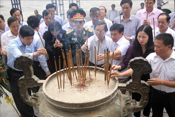 Offrande d’encens à l’ancien secrétaire général du Parti Lê Duân et des Héros morts pour la Patrie - ảnh 1