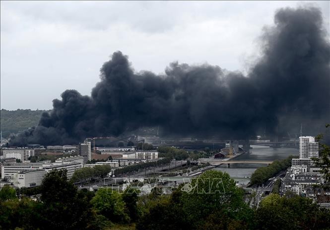 Incendie maîtrisé dans une usine chimique en France - ảnh 1