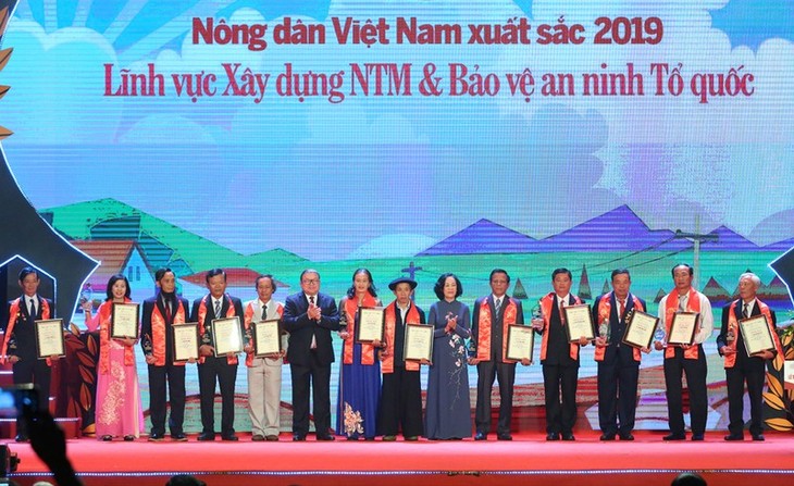 63 agriculteurs vietnamiens exemplaires à l’honneur - ảnh 1