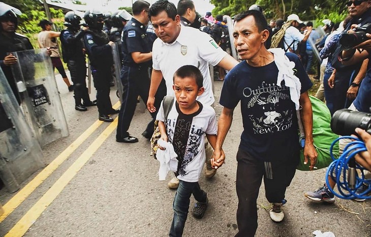 La police militaire mexicaine arrête une caravane de migrants en route vers les États-Unis - ảnh 1