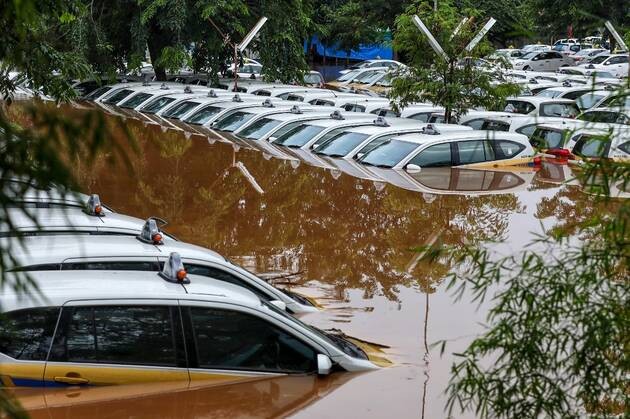Indonésie: Au moins 23 morts dans les inondations dues aux pluies du Nouvel an - ảnh 1
