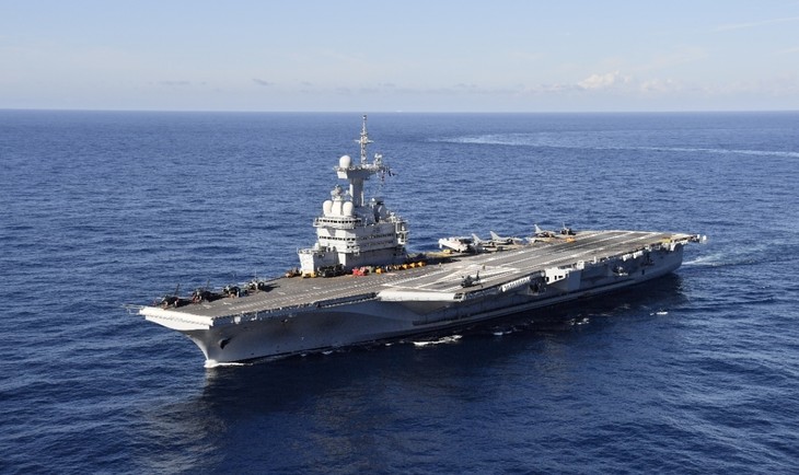 Macron annonce le déploiement du porte-avions Charles de Gaulle contre Daesh au Moyen-Orient - ảnh 1