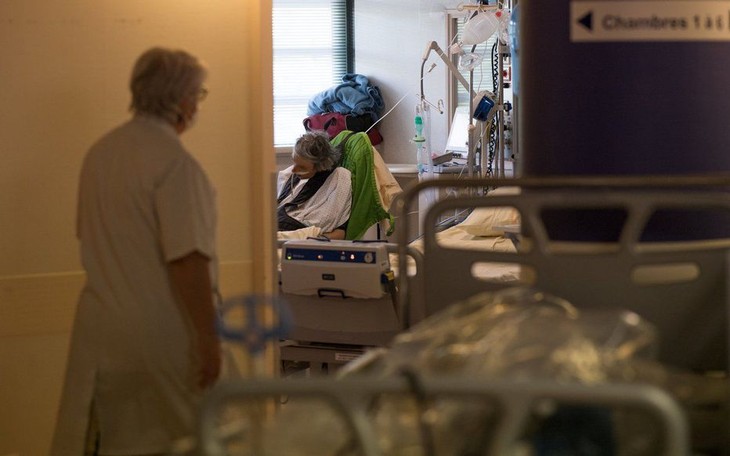 Coronavirus en France : 83 nouveaux décès en 24 heures, 28215 morts depuis le début de l’épidémie - ảnh 1
