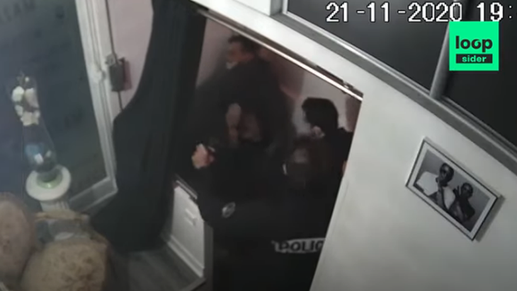 France : trois policiers suspendus après une nouvelle bavure policière - ảnh 1